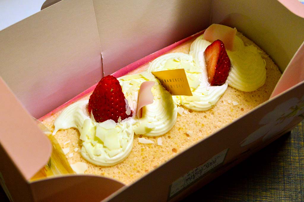 ケーキ グラマシーニューヨークの櫻ロールケーキ で春を味覚で先取り 袖ふれあうも Yukkie もりたま S Lifelog